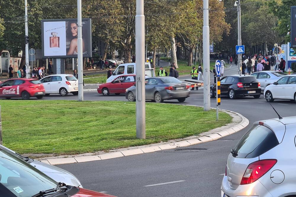 LANČANI SUDAR KOD AUTOKOMANDE: Jedno vozilo POTPUNO SMRSKANO