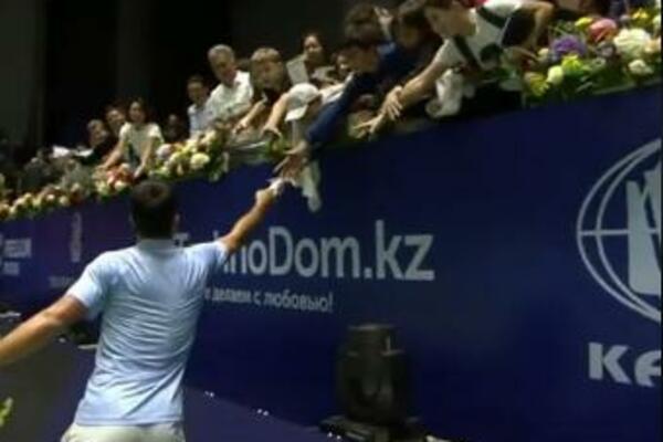 URLIK KOJI JE ZBUNIO I ĐOKOVIĆA! Neverovatna scena u Astani, svemu je prethodio Novakov GEST! (VIDEO)