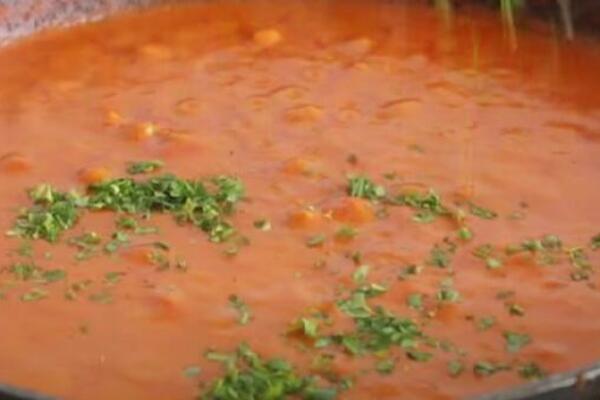 SAVRŠEN POSNI GULAŠ KOM NEĆE ODELETI NIKO: Bolji od TRADICIONALNOG, nećete osetiti da nema mesa