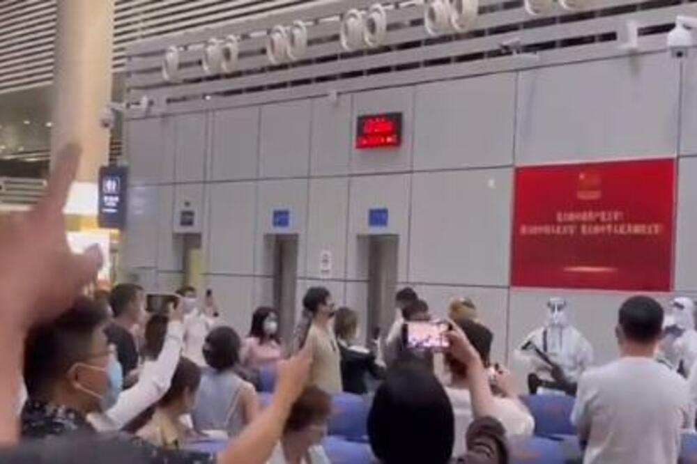 TURISTI ZAROBLJENI NA AERODROMU, UVEDEN LOKDAUN: Naoružani čuvari ime ne dopuštaju da napuste područje (VIDEO)