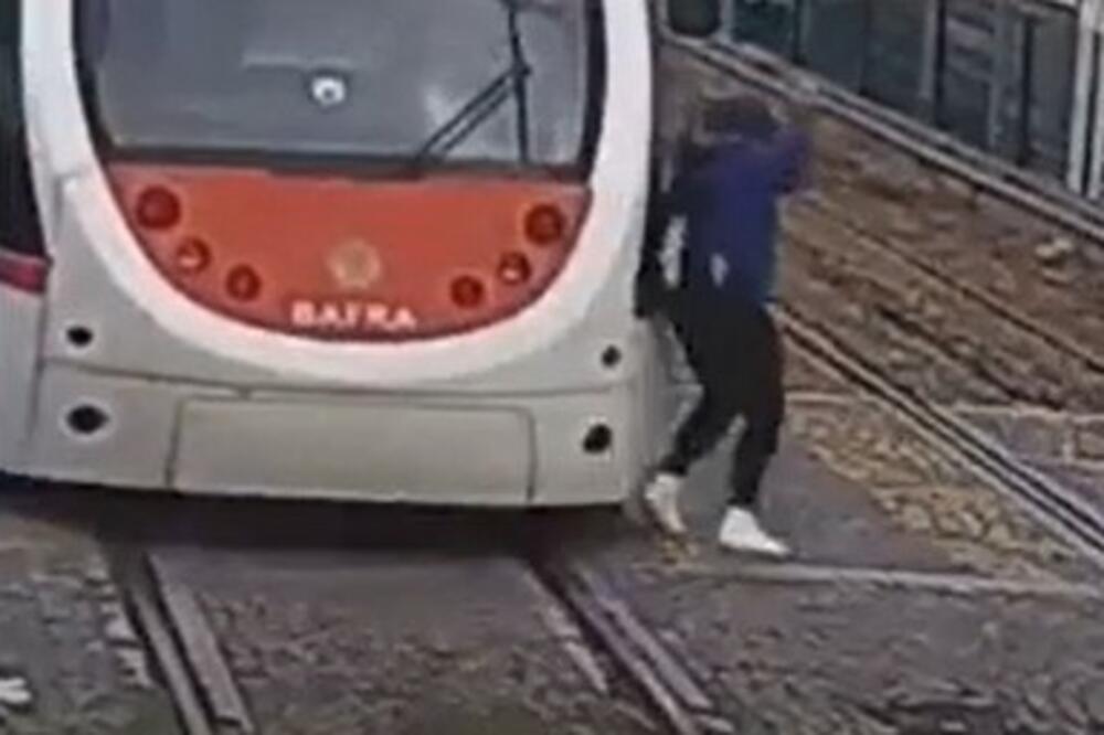 PRELAZILA PRUGU SA SLUŠALICAMA U UŠIMA: Bilo je pitanje trenutka kad će da je UDARI, kraj je neobjašnjiv!