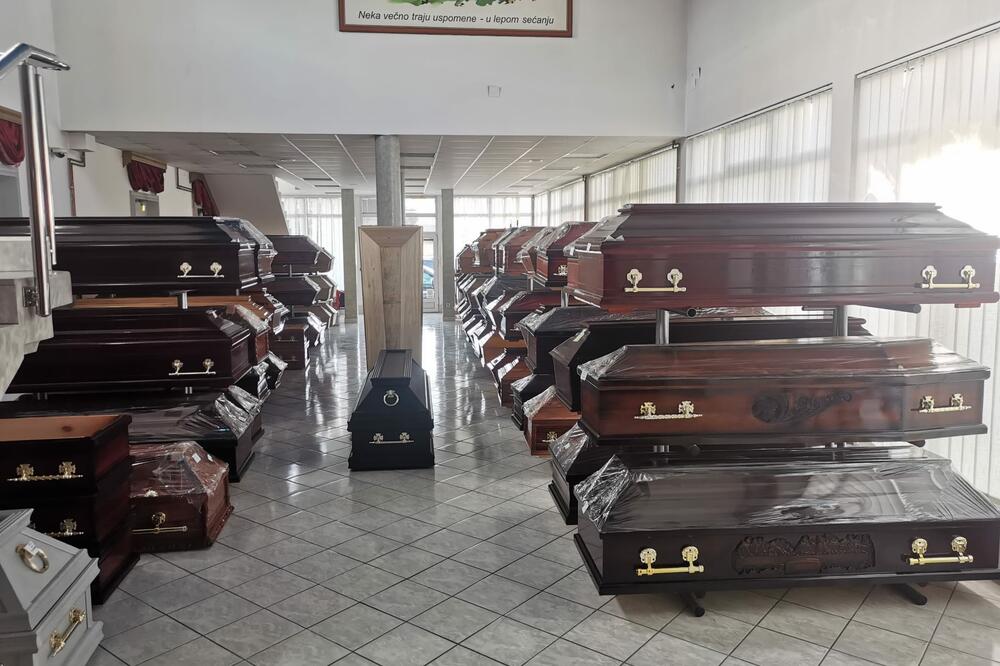 POLICIJA OSETILA UŽASAN SMRAD IZ POGREBNIH KOLA PA OTVORILI VRATA: Zatekli su JEZIVU SCENU, i vama će PRIPASTI MUKA