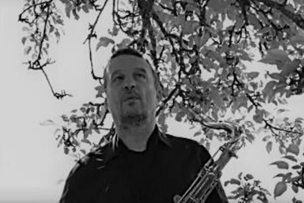 "POČIVAJ U MIRU": Umro POZNATI PEVAČ, VEST SVE ZATEKLA!