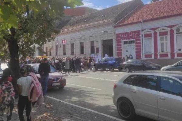 POČEO PROSTEST U VRŠCU ISPRED CENTRA ZA SOCIJALNI RAD! Majci pozlilo, građani poručuju: "TRAŽIMO IMENA SAUČESNIKA"