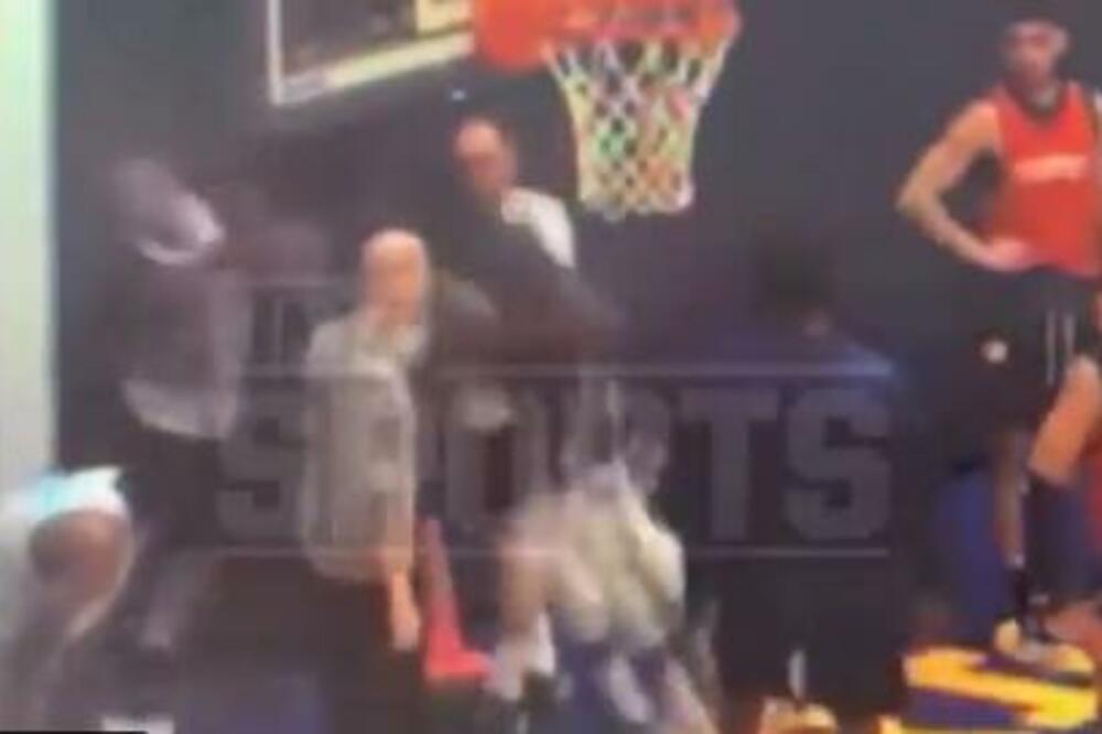 MUNJEVITA PESNICA U GLAVU: Pojavio se snimak tuče saigrača iz redova šampiona! (VIDEO)