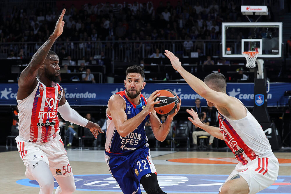 Vasilije Micić na utakmici Efesa i Crvene zvezde
