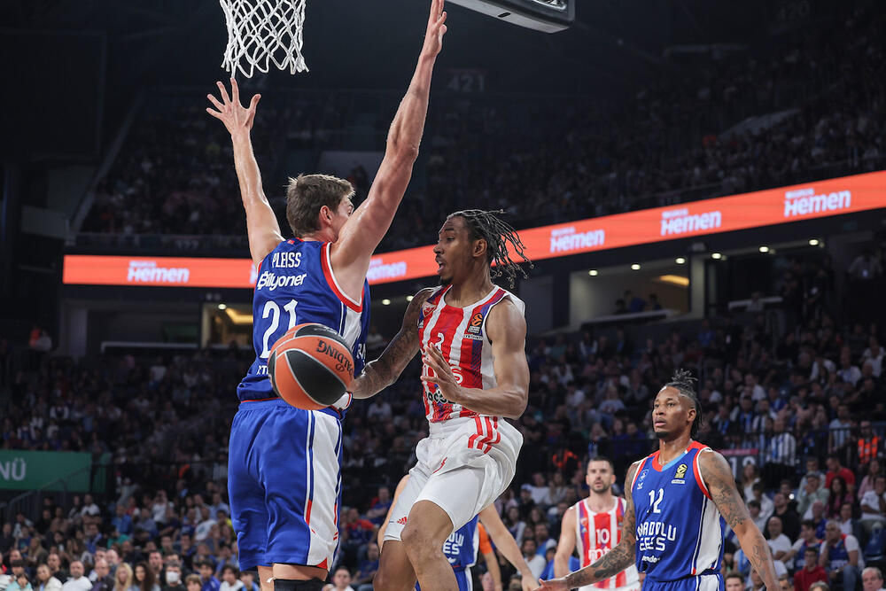 Džejlen Adamas na utakmici Efesa i Crvene zvezde