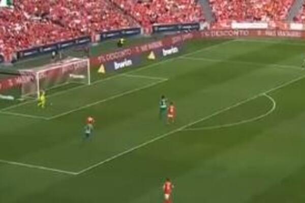 NAJŠOKANTNIJI AUTOGOL IKADA! Golman nije umeo da primi loptu, BIO JE POTPUNO SAM, PA UGURAO LOPTU U MREŽU (VIDEO)