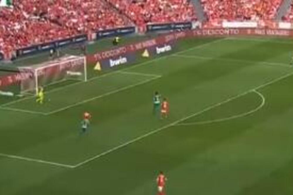 NAJŠOKANTNIJI AUTOGOL IKADA! Golman nije umeo da primi loptu, BIO JE POTPUNO SAM, PA UGURAO LOPTU U MREŽU (VIDEO)