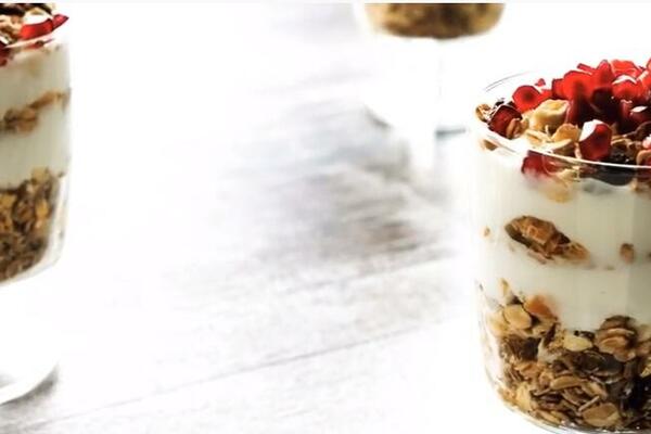 DANAS ZA DORUČAK NAPRAVITE DOMAĆU GRANOLU KOJA JE BOLJA OD BILO KOJE KUPOVNE: Konačno nešto ZDRAVO da ZASITI