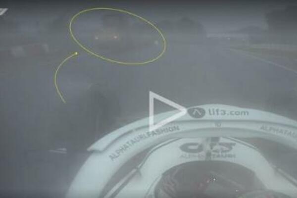 MOGAO SAM DA JE**NO POGINEM! - Formula 1 vozač poludeo - ne vidi prst pred okom, a TRAKTOR stoji na stazi! (VIDEO)