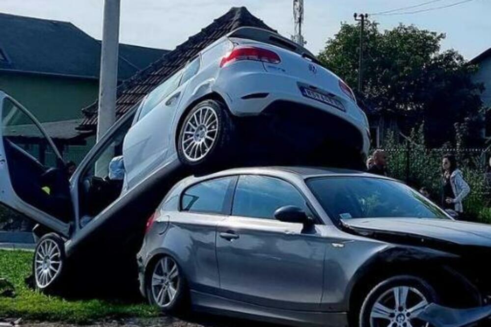 "ŠTA SE DOBIJA UKRŠTANJEM FOLKSVAGENA I BMW-A?": Najbizarnija nesreća ikad u Sirigu (FOTO)