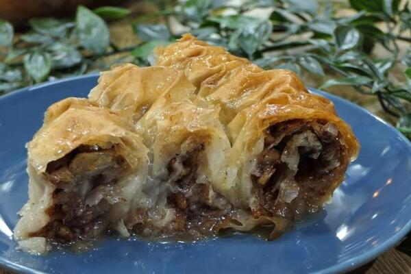 NAJLAKŠI RECEPT ZA BAKLAVU SA ORASIMA: Umesto klasičnog ređanja kora napravite savijaču i prelijte sirupom! (VIDEO)