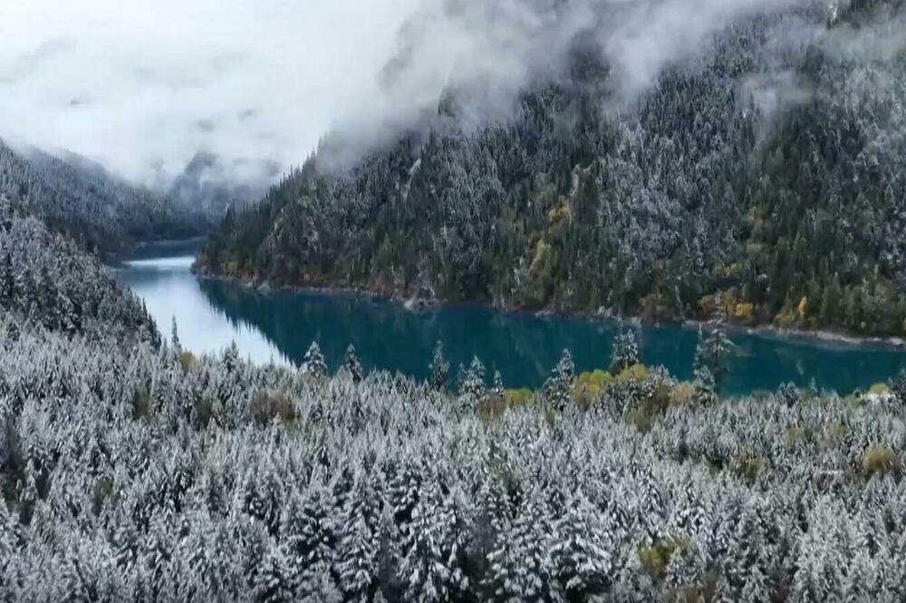 Đijudžaigou: "Svet bajki" pokriven snegom! Čisto plavo jezero i zlatna obojena šuma sa belim pahuljama VIDEO