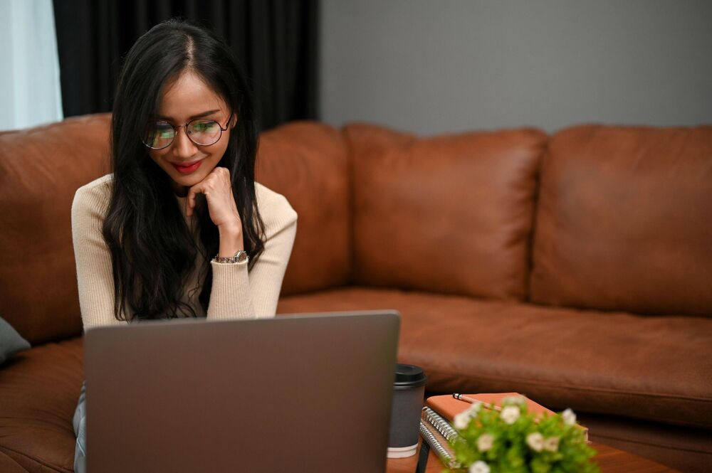 Devojka sedi za laptopom i kupuje online