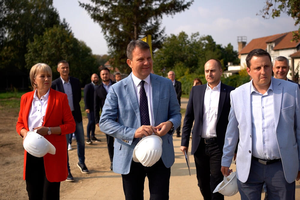 MALIŠANI IZ MAČVANSKE MITROVICE DOBIJAJU NOVU FISKULTURNU SALU: Položen kamen temeljac (FOTO)