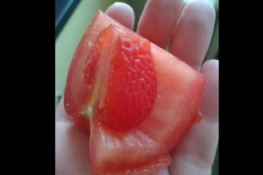 ŽENE UPOZORILE NA POPULARNO POVRĆE SA SRPSKIH PIJACA: "Genetski je MODFIKOVANO, OTVORILA SAM GA, A UNUTRA..."(FOTO)