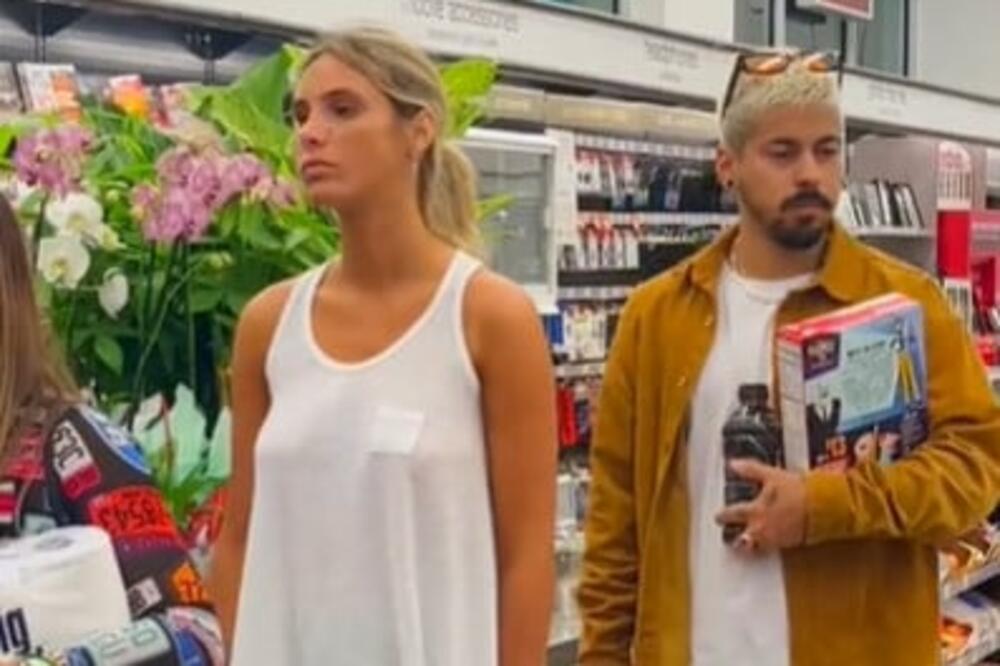 ATRAKTIVNA PLAVUŠA STAJALA U REDU U PRODAVNICI, A ONDA JE URADILA NEŠTO ZA NEVERICU: Ovo niko nije očekivao (VIDEO)