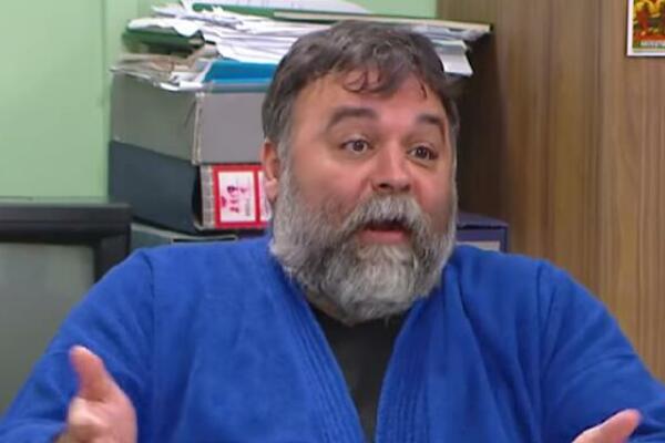 DA LI JE MOGUĆE DA JE OVO NJEGOVA ŽENA? Glumca svi OBOŽAVAMO, a pojma nismo imali da ONA stoji IZA NJEGA (FOTO)