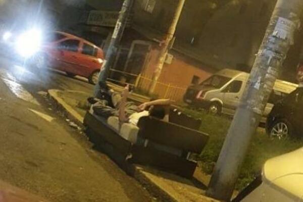 ŽENA GA IZBACILA, ALI MAKAR IMA KAUČ: Opružio se na trotoaru kao u svojoj KUĆI, prizor ostavio Beograđane u ŠOKU!