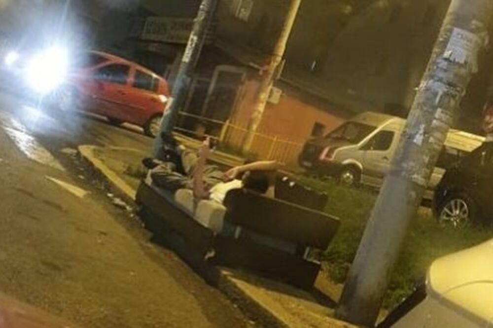 ŽENA GA IZBACILA, ALI MAKAR IMA KAUČ: Opružio se na trotoaru kao u svojoj KUĆI, prizor ostavio Beograđane u ŠOKU!