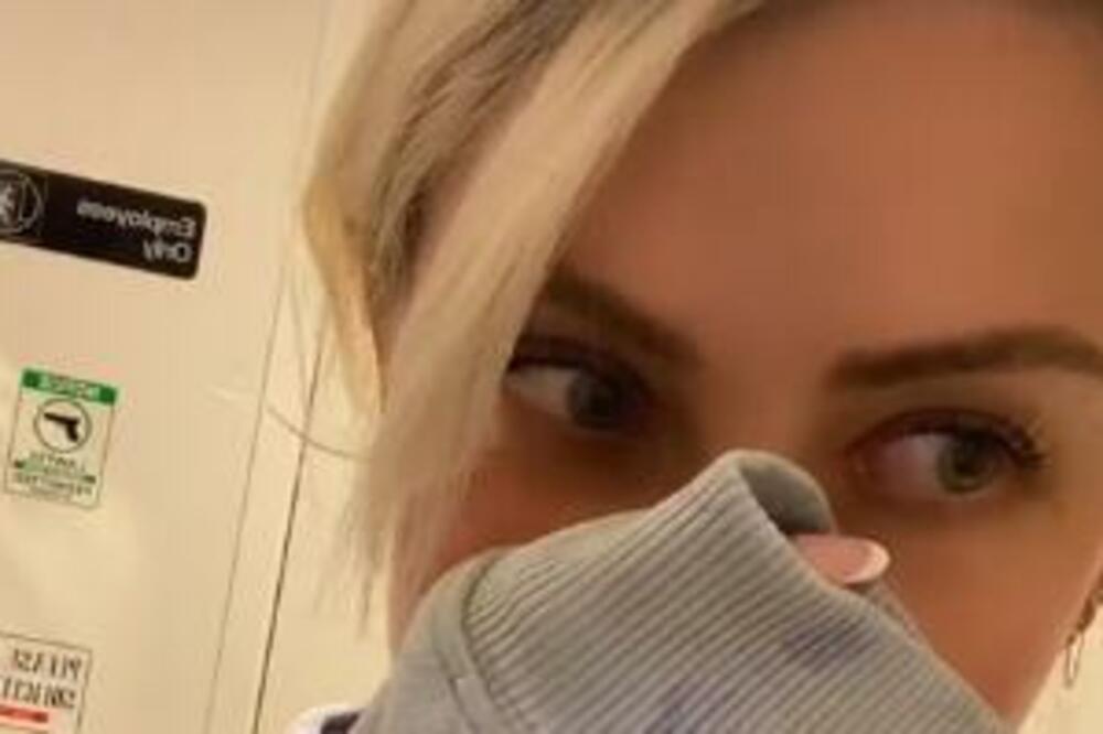 KOMŠINICA JOJ ZALEPILA PISMO NA VRATA: Kada je videla ŠTA JOJ TRAŽI ostala je ZAKUCANA, umešan i NJEN MUŽ (VIDEO)