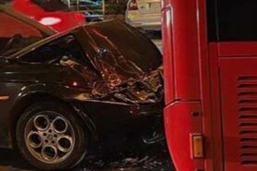 JOŠ JEDNA NESREĆA U BEOGRADU: Automobil se zakucao u autobus, SMRSKAN POTPUNO! (FOTO)