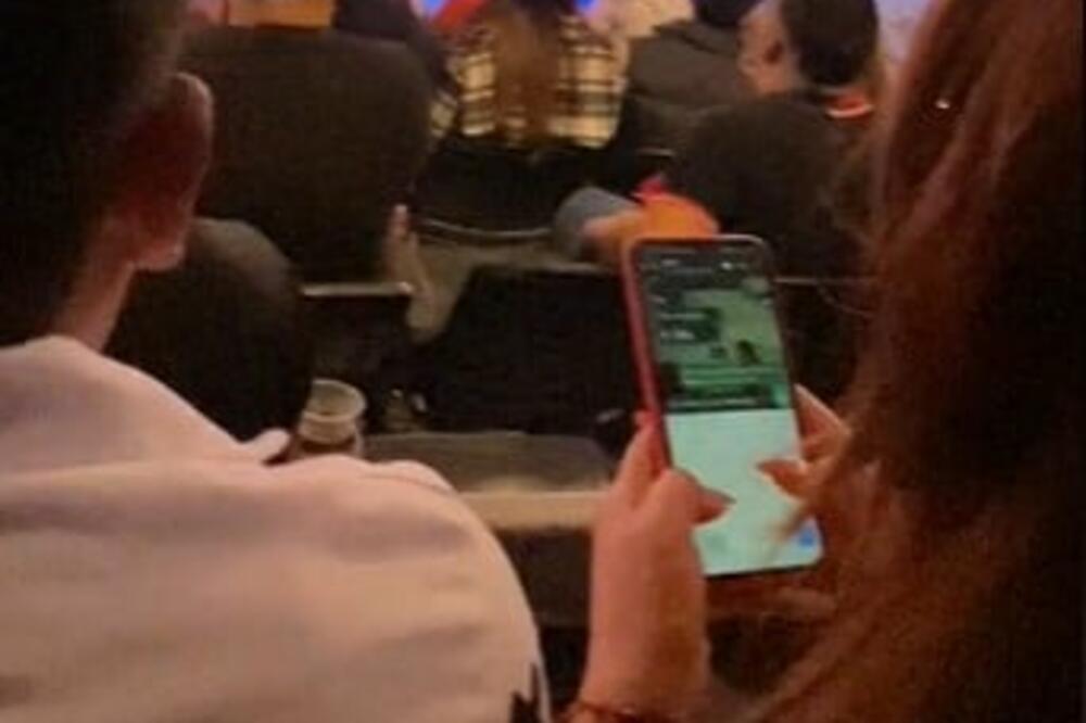 SNIMAK DEVOJKE IZ PROVODA RAZBESNEO CEO SVET: Kada su videli ŠTA RADI DEČKU nisu mogli da se STANU sa KOMENTARIMA