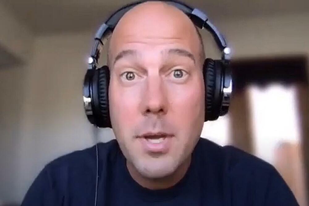 OVAJ MILIONER JE ŠAKOM I KAPOM DELIO SAVETE KAKO DA POSTANETE BOGATI: Zovu ga "GENIJEM ZA NOVAC", SVE JE OTKRIO