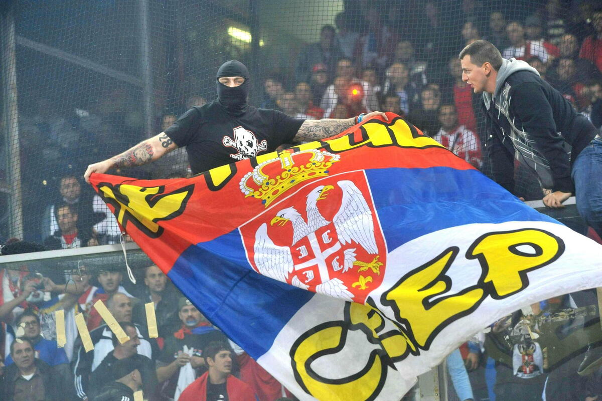 In questo giorno scandalo e caos per i tifosi serbi a Genova