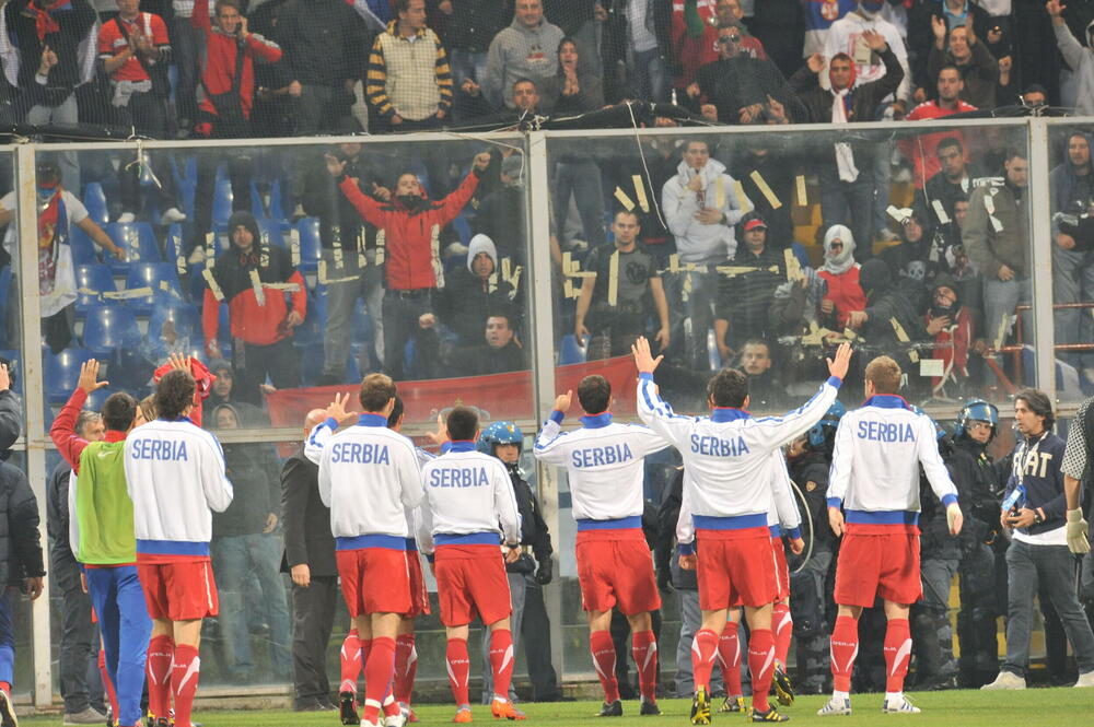 Fudbaleri Srbije pokušavaju da smire navijače