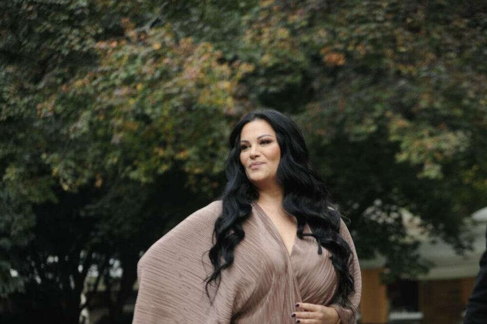 IMA VEĆE GRUDI OD JANE? Folk pevačica izašla pred publiku u VRUĆEM IZDANJU, MALO KO BI OVO SMEO (VIDEO)