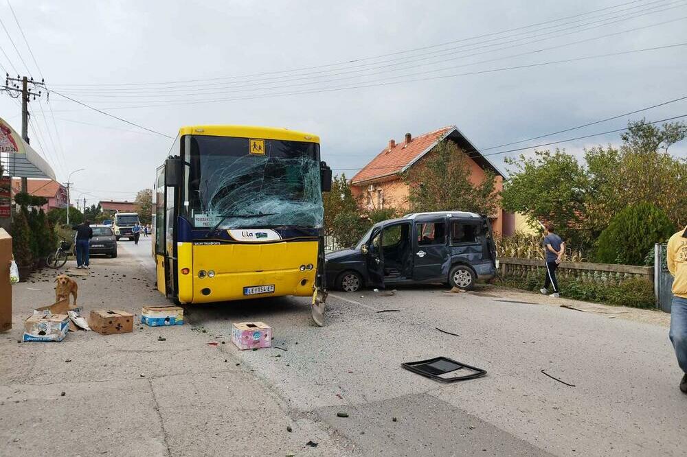 DIREKTOR OSNOVNE ŠKOLE U PEČENJEVCIMA IZAZVAO PIJAN SUDAR: Zakucao se u traktor, pa u autobus!