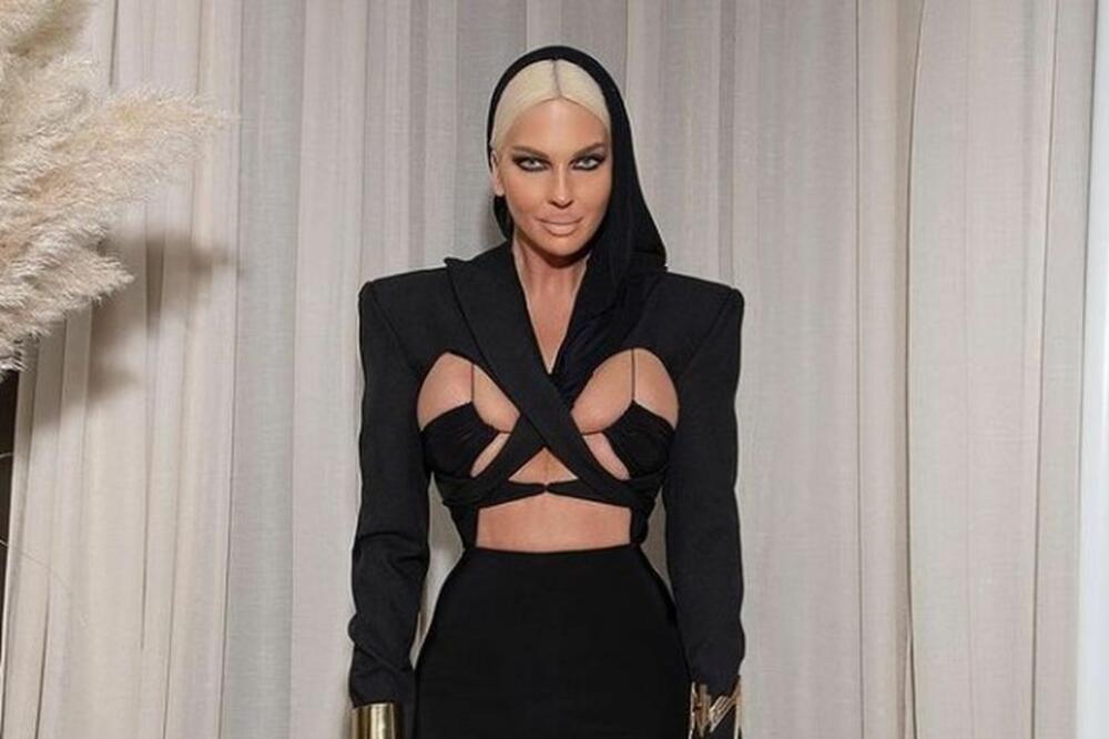 LJUDI GLEDAJU I NE VERUJU ŠTA VIDE: Šta je ovo Karleuši na ZUBIMA?