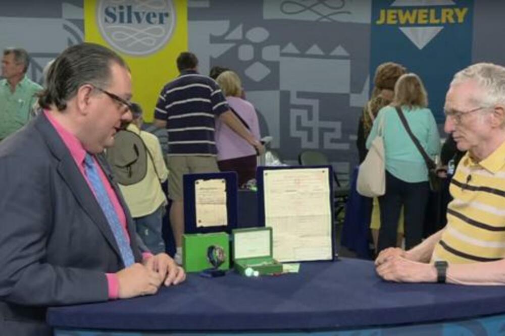 DEKA JE GODINAMA ČUVAO SAT KOJI JE KUPIO: Onda ga je odneo na procenu i šokirao se kada je čuo njegovu cenu (VIDEO)