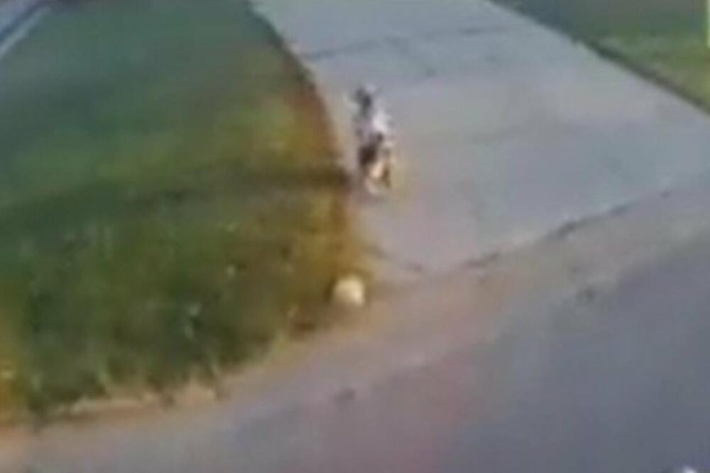 VOZILA JE AUTOBUS, A ONDA JE NA PUTU UGLEDALA DEČAKA (2): Čim je izašla videla je da mu se desila STRAŠNA STVAR