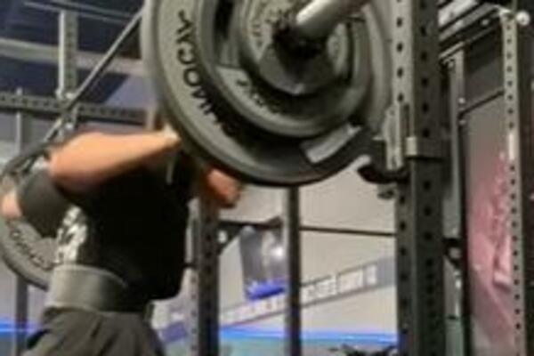 ŠOK PRIZOR: Devojka vežbala u teretani, a svi su mislili da je došla – POTPUNO GOLA! (VIDEO)