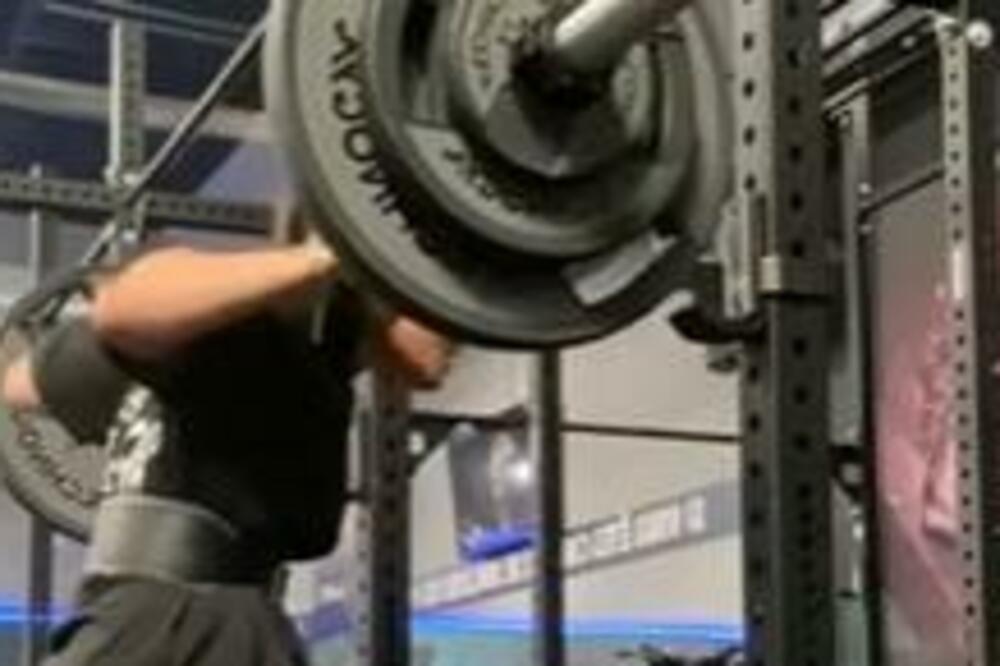 ŠOK PRIZOR: Devojka vežbala u teretani, a svi su mislili da je došla – POTPUNO GOLA! (VIDEO)