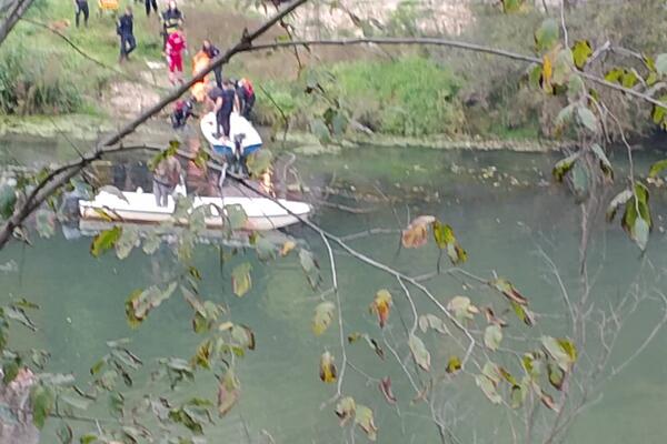 SLIKE SA LICA MESTA! STRAHUJE SE DA IMA MRTVIH KOD OVČAR BANJE! Oko 20 ljudi upalo u reku kad je pukao most