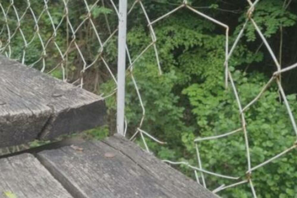 SRUŠIO SE DRVENI MOST DOK SU DECA BILA NA NJEMU! Užas na POPULARNOJ turističkoj destinaciji, ima POVREĐENIH