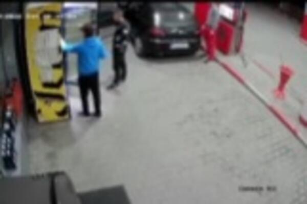 "ALFISTA" SE ZANEO NA PUMPI U PANČEVU! Kamere uhvatile MOMENAT, da li je realno da to još neko radi? (VIDEO)