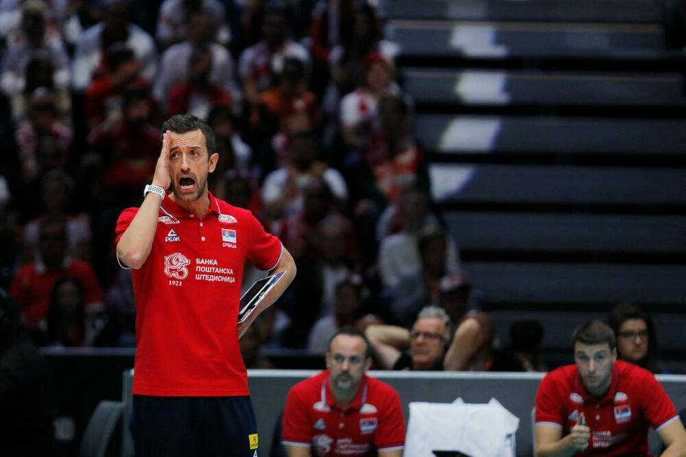 SRBIJA GA DIZALA U NEBESA, A ON JOJ OKRENUO LEĐA: Odbojkašice ZVANIČNO ostale bez selektora! (FOTO)