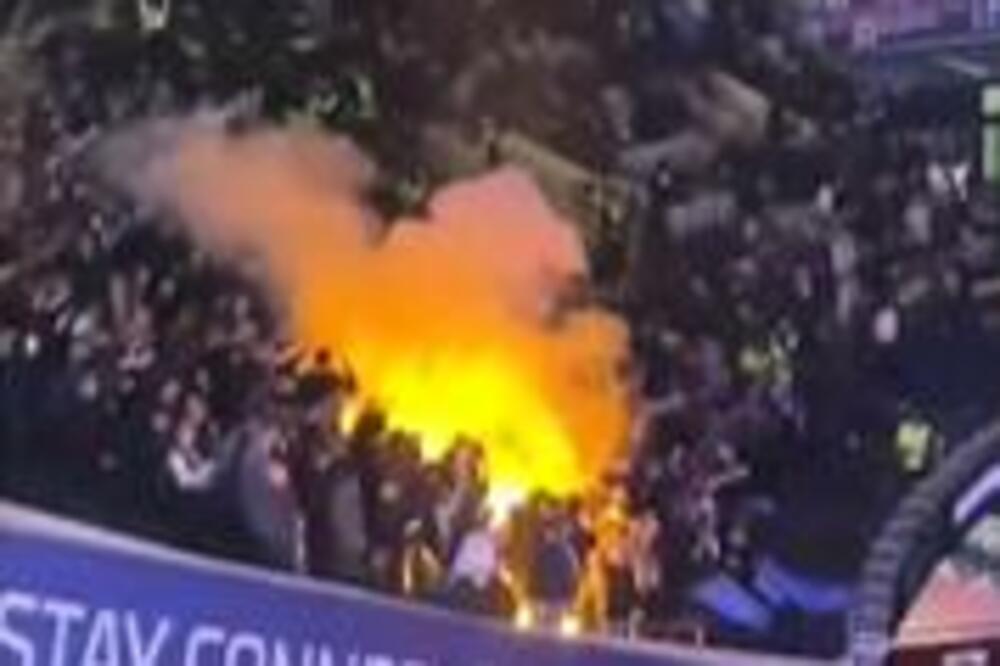HAOS U LONDONU: Navijači se gađali bakljama, jedan napao golmana, a policajac dobio STOLICU u glavu! (VIDEO)