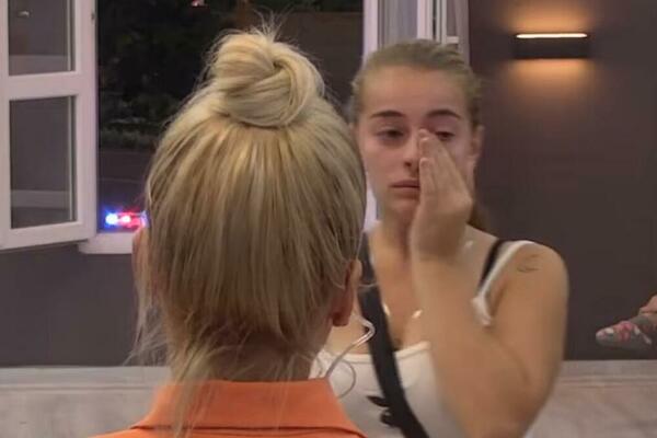 GODINAMA ŽIVELA U ZABLUDI, ČOVEK SA KOJIM ŽIVI NIJE NJEN OTAC: Valentinina ISPOVEST pravi JEZU U KOSTIMA