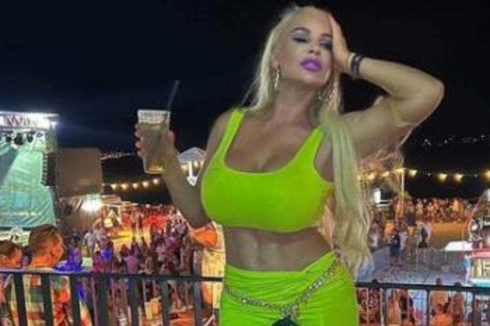 ONA JE BILA GLAVNA ATRAKCIJA NA MEČU CRVENE ZVEZDE! Erotski model u tesnoj odori, od nje zastaje dah! (FOTO)