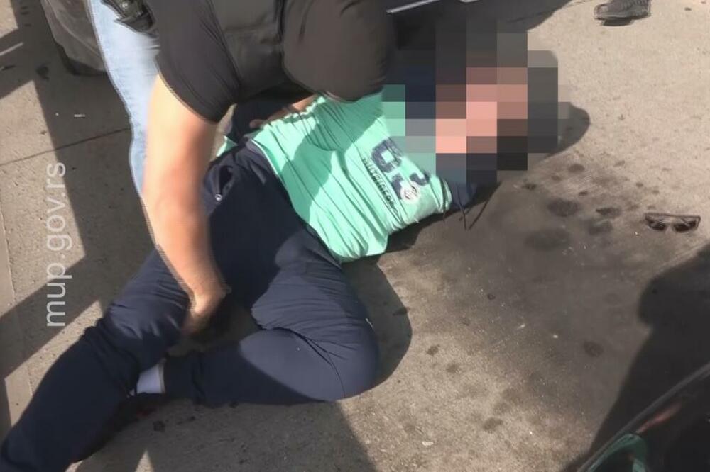 SPEKTAKULARNA AKCIJA SRPSKE POLICIJE! Izvukli ga iz auta, pa BACILI na beton, RAZBUCALI GEPEK PUN DROGE (VIDEO)