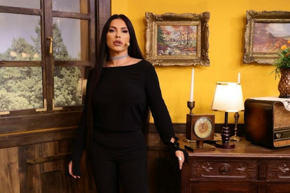 SEKA ALEKSIĆ VOZI TRAKTOR: Pevačica uslikana dok OBRAĐUJE ZEMLJU, fotka od MILION DOLARA