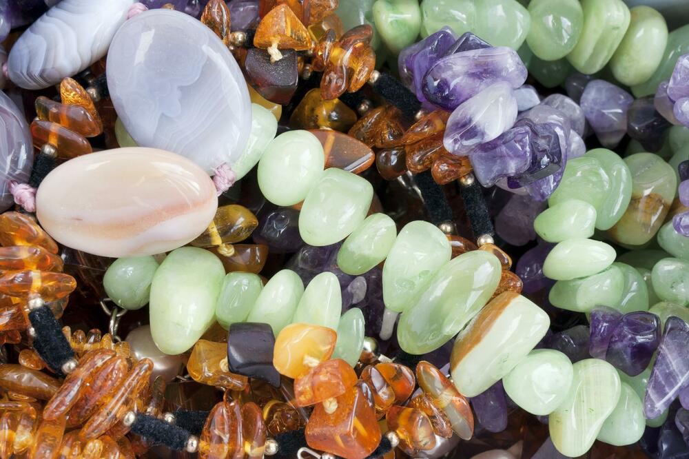 SVE ŠTO JE POTREBNO JESTE DA SPOJITE LEPO I KORISNO: Pogledajte koji poludragi kamen je vaša amajlija!