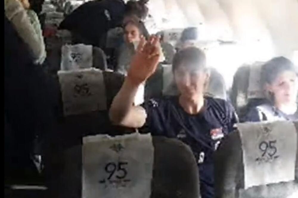 U AVIONU VIŠE SVETSKIH ŠAMPIONA NEGO PUTNIKA! Vanja Grbić snimio zlatne odbojkašice (VIDEO)