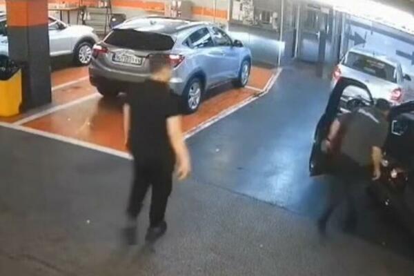 TRENUTAK UŽASA KADA BMW KREĆE PUNIM GASOM I UDARA SVE PRED SOBOM: Isplivao UZNEMIRUJUĆI snimak sa druge kamere